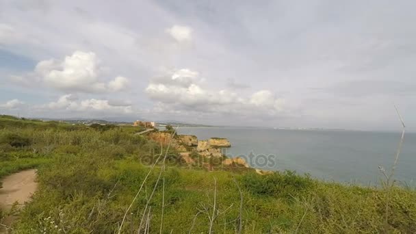 Algarve kust in de buurt van lagos — Stockvideo