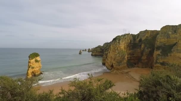 Algarve kust in de buurt van lagos — Stockvideo