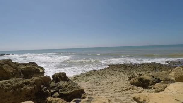 Algarve kust in de buurt van lagos — Stockvideo