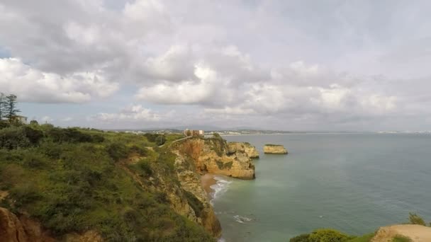 Algarve kust in de buurt van lagos — Stockvideo