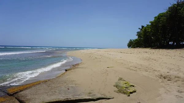 Tropical hideaway beach — стоковое фото