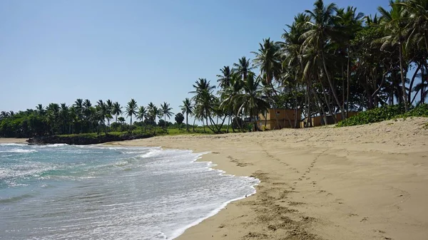 Tropical hideaway beach — Stock Photo, Image