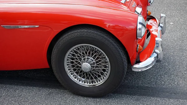 Cerca de un coche viejo — Foto de Stock