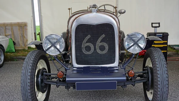 Cerca de un coche viejo — Foto de Stock