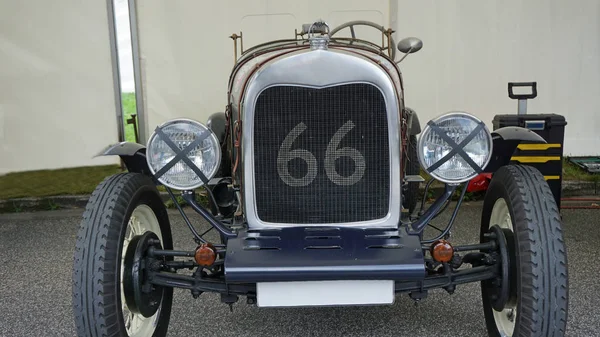 Cerca de un coche viejo — Foto de Stock