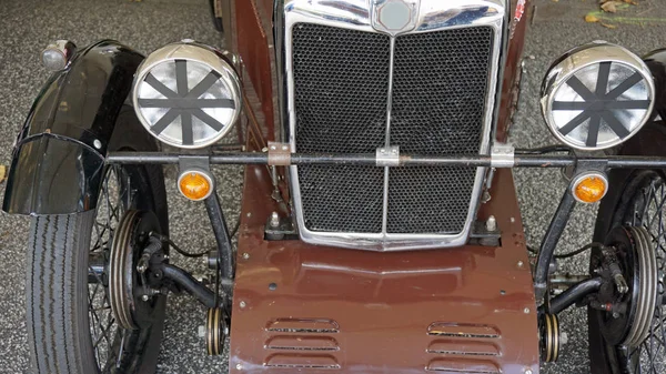 Cerca de un coche viejo — Foto de Stock