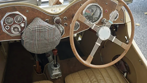 Perto de um carro velho — Fotografia de Stock