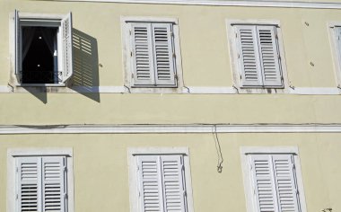 Hırvatistan'daki eski penceresinden kapat