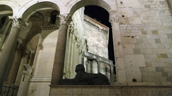 Дворец Диоклетианов в хорватском городе раскололся — стоковое фото