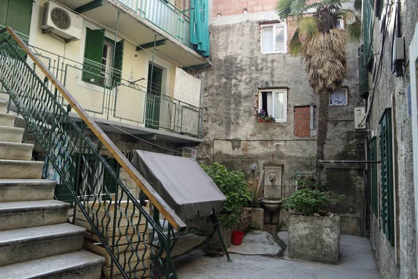 Staré bytové domy v chorvatské město split — Stock fotografie
