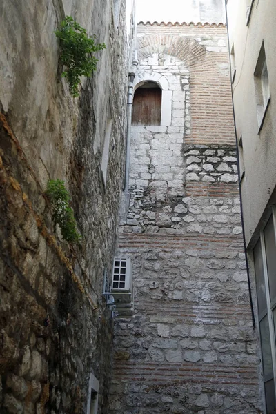 Eski konut Hırvat şehir Split — Stok fotoğraf