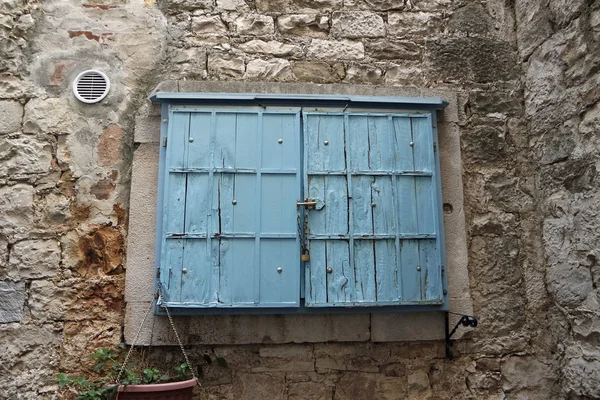 Close-up van oude venster in Kroatië — Stockfoto