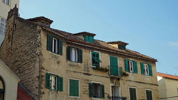 Antiguos edificios residenciales en la ciudad croata dividida — Foto de Stock