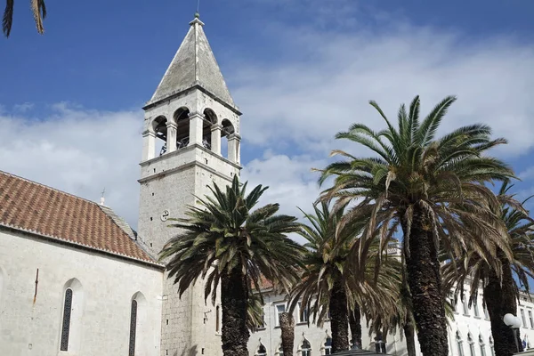 トロギールのクロアチアの街の教会 — ストック写真