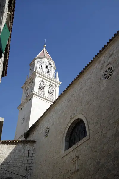トロギールのクロアチアの街の教会 — ストック写真