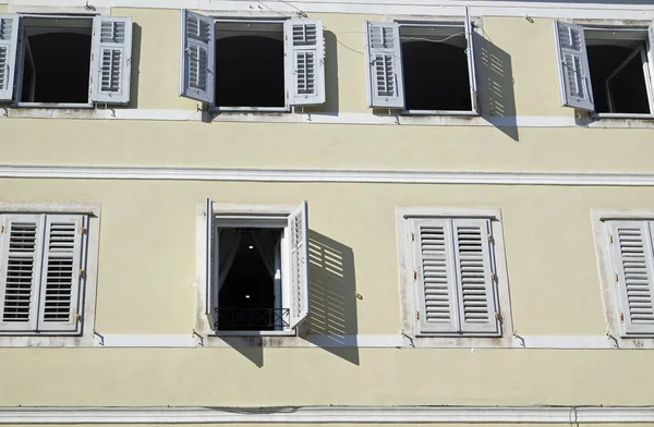 Cerca de la vieja ventana en croacia — Foto de Stock