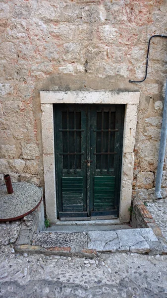 クロアチアの腐ったドアからクローズ アップ — ストック写真