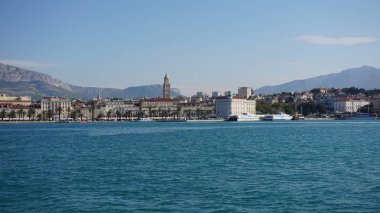 bir tekne limandan Böl