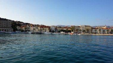 bir tekne limandan Böl