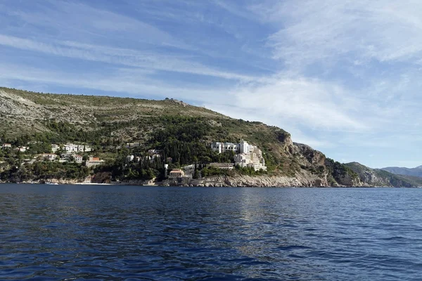 Costa salvaje de la ciudad croata dubrovnik desde un barco — Foto de Stock