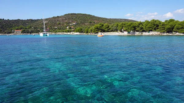 Lagune bleue dans la mer croate — Photo