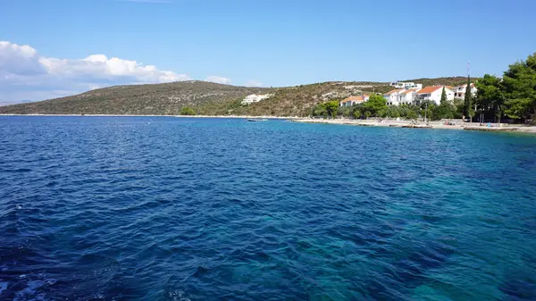 Ön trogir i Kroatien mediterrenean havet — Stockfoto