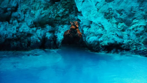 Голубая пещера из Бисево в Хорватии — стоковое фото