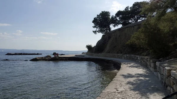 Calçadão na praia dividida na croácia — Fotografia de Stock