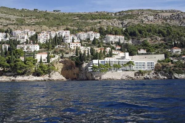 Costa salvaje de la ciudad croata dubrovnik desde un barco — Foto de Stock