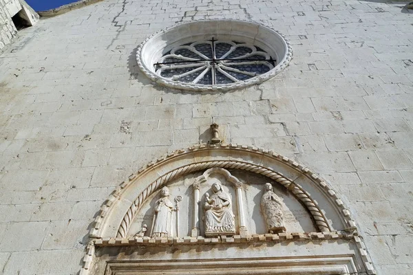 Εκκλησία στην κροατική πόλη της trogir — Φωτογραφία Αρχείου
