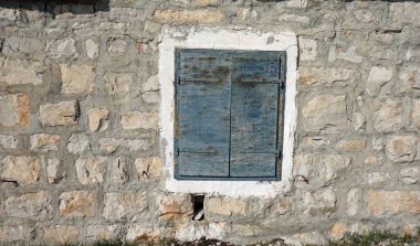 Hırvatistan'daki eski penceresinden kapat