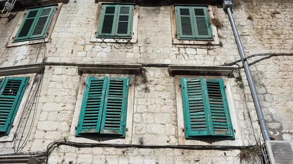 Близко от старого окна в Хорватии — стоковое фото