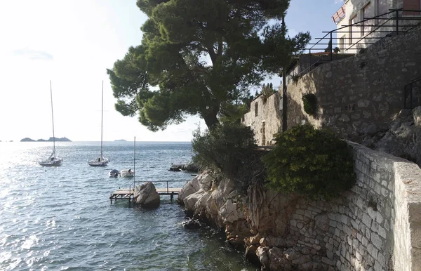 Stupenda spiaggia naturale nella città croata duascar nik — Foto Stock