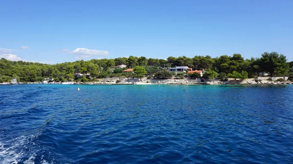 Hırvatistan trogir adada doğal sahil — Stok fotoğraf