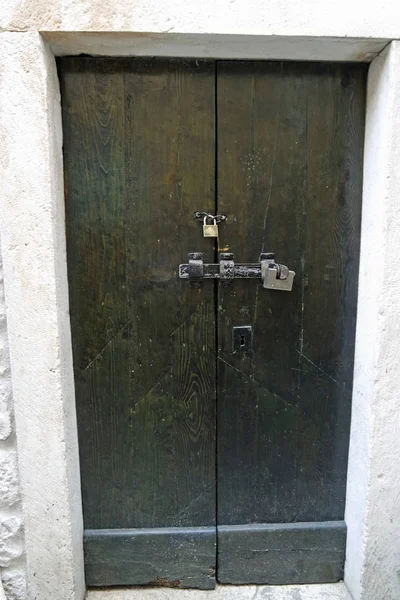 Närbild från ruttna dörr i Kroatien — Stockfoto