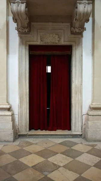 Fermer de la porte pourrie en croatie — Photo