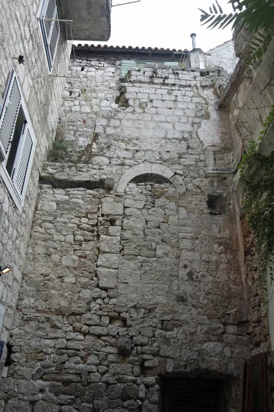 Oude residentiële gebouwen in Kroatische stad split — Stockfoto