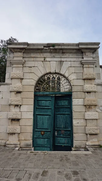 クロアチアの腐ったドアからクローズ アップ — ストック写真