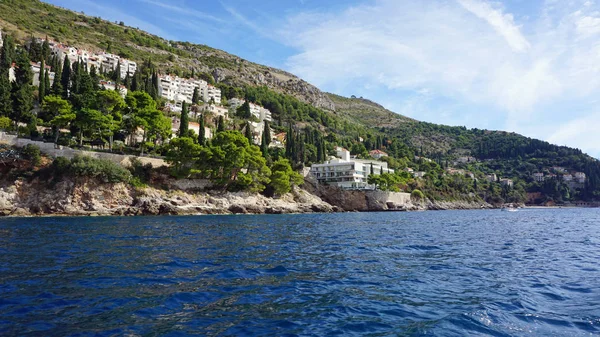 Wilde Küste der kroatischen Stadt Dubrovnik von einem Boot aus — Stockfoto