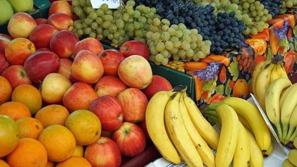 Mercado com alimentos locais em divisão — Fotografia de Stock