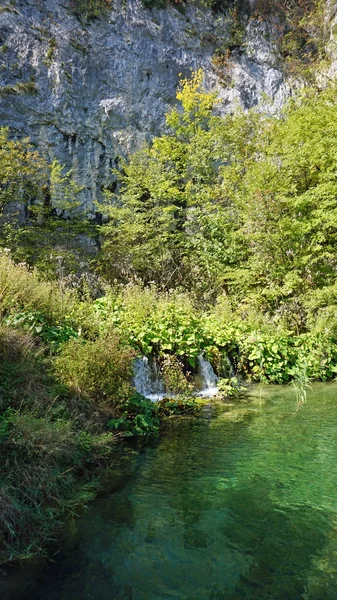 Удивительный пейзаж на plitvice озер в Хорватии — стоковое фото