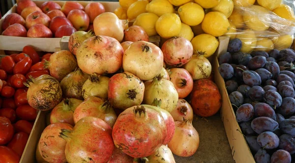 Markt mit lokalen Lebensmitteln gespalten — Stockfoto