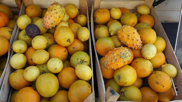 Markt mit lokalen Lebensmitteln gespalten — Stockfoto