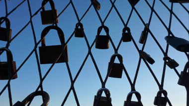 sonsuz aşk için bir sembolü olarak bir asma kilit