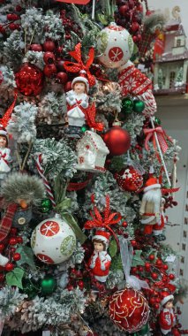 renkli bir şekilde dekore edilmiş Noel ağacı