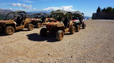 Hırvatistan'daki bir seyir için çürük arabaları