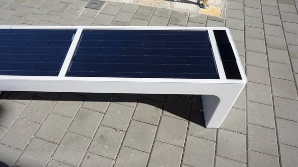 Современная солнечная скамейка для использования альтернативной энергии — стоковое фото