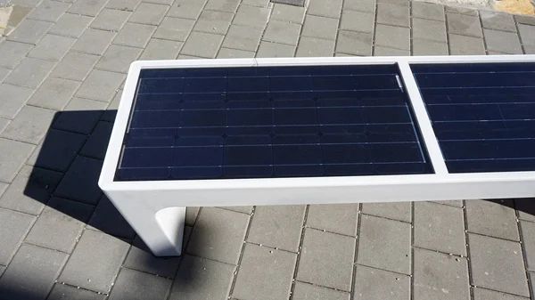 Banc solaire moderne pour l'utilisation d'énergie alternative — Photo