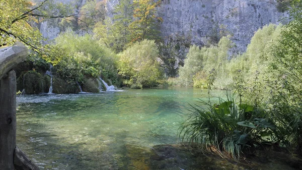 Increíble paisaje en los lagos de plitvice en Croacia — Foto de Stock