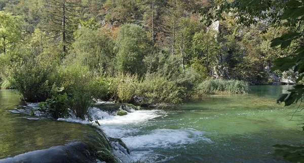 Verbazingwekkende landschap aan de Plitvicemeren in Kroatië — Stockfoto